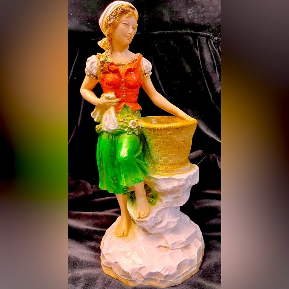 VTG 1975 Universal Statuary Chicago Peasant Girl Basket Planter Figurine 821